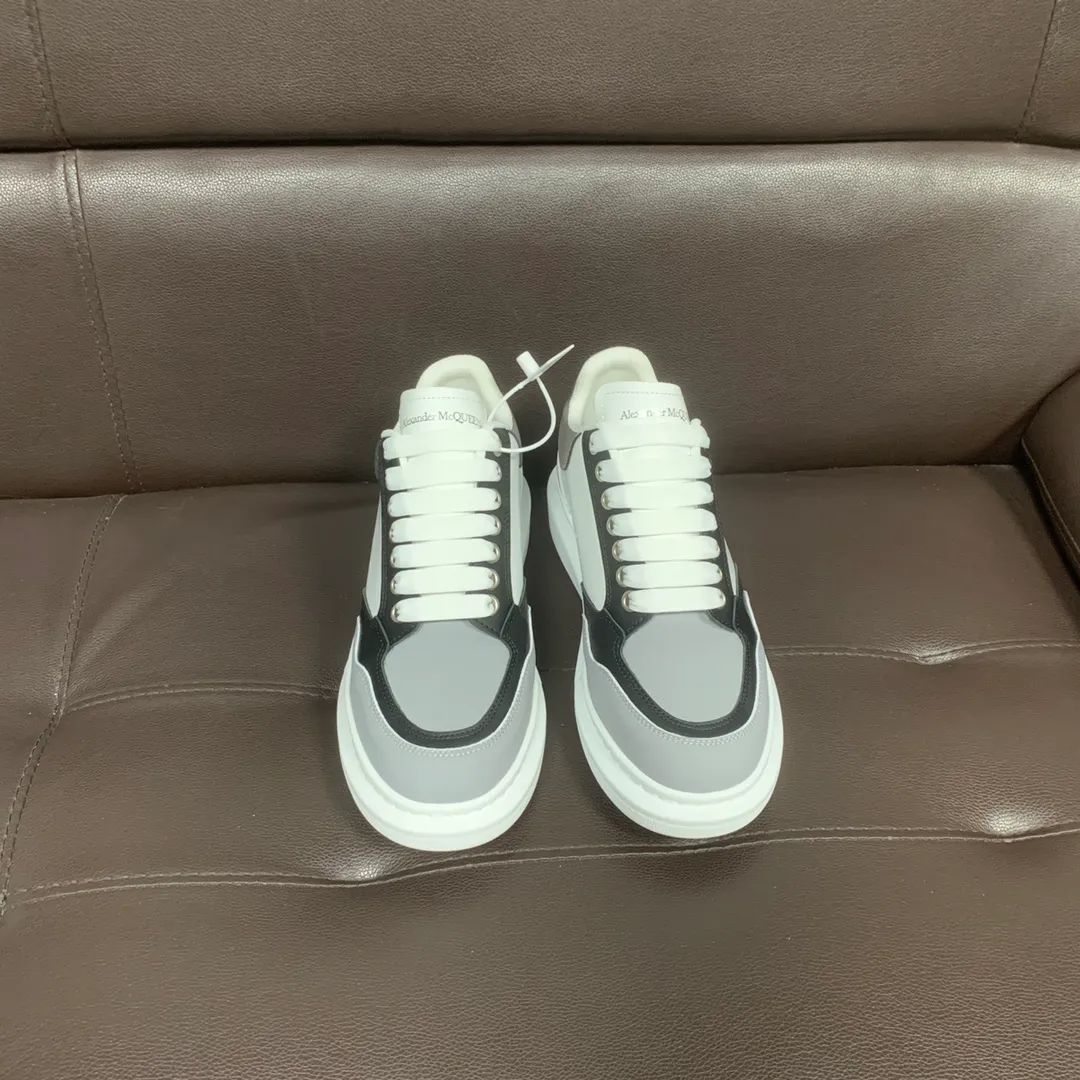 👟👟Ex-factory price 600👟👟 Professional McQueen factory. Top version. Couple style Alexander McQUEEN high version has been upgraded to the highest quality again✅ 💪McQueen Spring, Summer, Autumn and Winter top version Purchasing level✅ Recruiting nationwide online and offline agents to join🤝 🏆Fabric: Original materials imported from Italy. Texture, water-resistant and non-discoloring 🏆Inner lining: ️A-grade Italian imported lining resistant to dirt, sweat-absorbent, breathable and comfortable 🏆Foot pads: top-grade imported Italian super-soft cowhide leather 🏆Outsole: PU+counter 1:1 🏆Shoe box: original white box. Plus white flip cover for double-layer protection. Cloth bag. Handbag. Certificate of 1:1 mold opening, 4-piece set. Delivered with a pair of shoelaces. 🖕🏿🖕🏿🖕🏿 You can choose any pair of shoelaces in any color of our factory 🏆Code number: women's 34-41. men's 38-46 🏆Special remarks (women's code 34.40.41, men's code 38.45.46 is customized, no returns or exchanges) Win-win cooperation 🤝